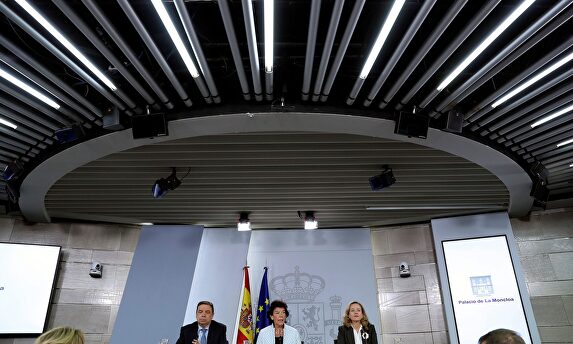 Celaá, junto a Luis Planas y Nadia Calviño, en Moncloa. | EFE