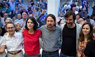 Pablo Iglesias, con otros miembros de Unidas Podemos. | EFE