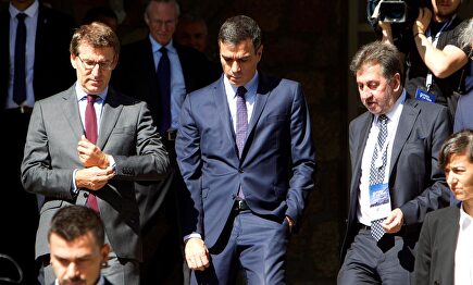 El presidente del Gobierno, Pedro Sánchez, y el presidente de la Junta de Galicia, Alberto Núñez Feijóo en el acto de este sábado. | EFE