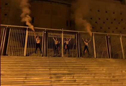 Cuatro feministas radicales de Femen se encadenan en Vistalegre contra Vox. | Twitter Femen España