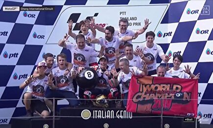 Márquez juega al billar en su celebración