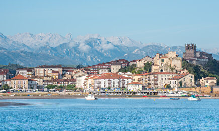 Una vista típica de San Vicente de la Barquera, en Cantabria, con los Picos de Europa al fondo. |  C.Jordá