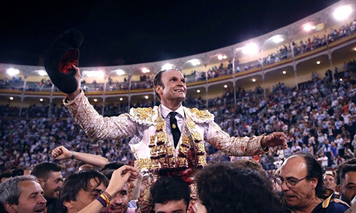 Antonio Ferrera sale a hombros de Las Ventas en su encerrona de la Feria de Otoño. |  EFE