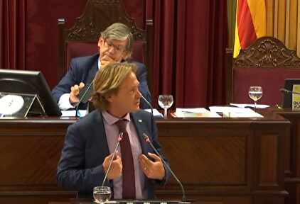 Jorge Campos durante la presentación de la moción este martes en el Parlamento de Baleares | Vox