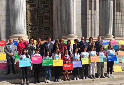 Foto institucional con motivo del Día Internacional de la Niña este martes a las puertas del Congreso | Vox