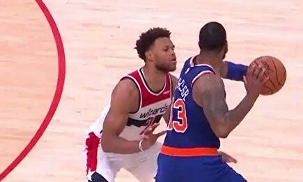 Un jugador pierde los papeles y es expulsado por... ¡estampar el balón en la cabeza de un rival!