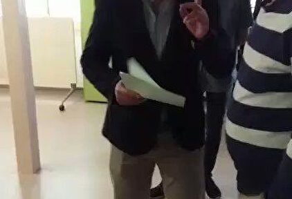 Santiago Espot acosa a un médico en Barcelona