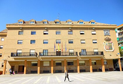 Fachada del Ayuntamiento de Móstoles. | Wikipedia/Zarateman