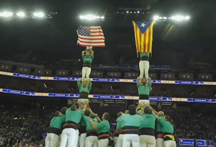 Momento en el que sacan la bandera de EE.UU y la estelada. | Imagen TV