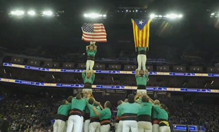 Momento en el que sacan la bandera de EE.UU y la estelada. | Imagen TV