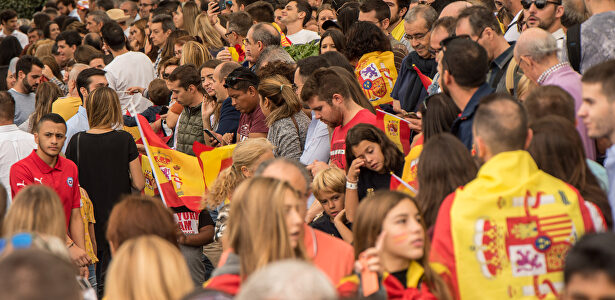 Banderas de España durante el desfile de la Hispanidad. | C.Jordá