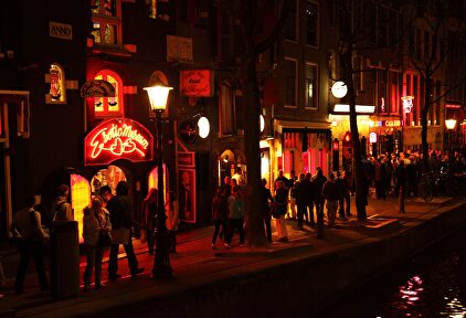 Una imagen nocturna del Barrio Rojo de Amsterdam. | Pixabay/CC/PublicDomainPictures