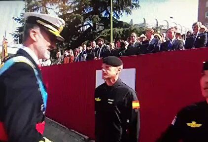 El saludo de los Reyes al paracaidista y cómo Sánchez se acercó demasiado