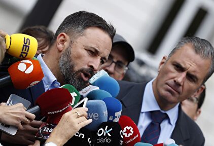 Abascal y Ortega Smith atendiendo a los medios junto al Supremo. | EFE