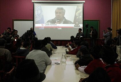 Indígenas observan el diálogo entre Lenin Moreno y sus representantes. | EFE