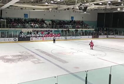Peter Cech ya reina en el hockey hielo con sus paradas