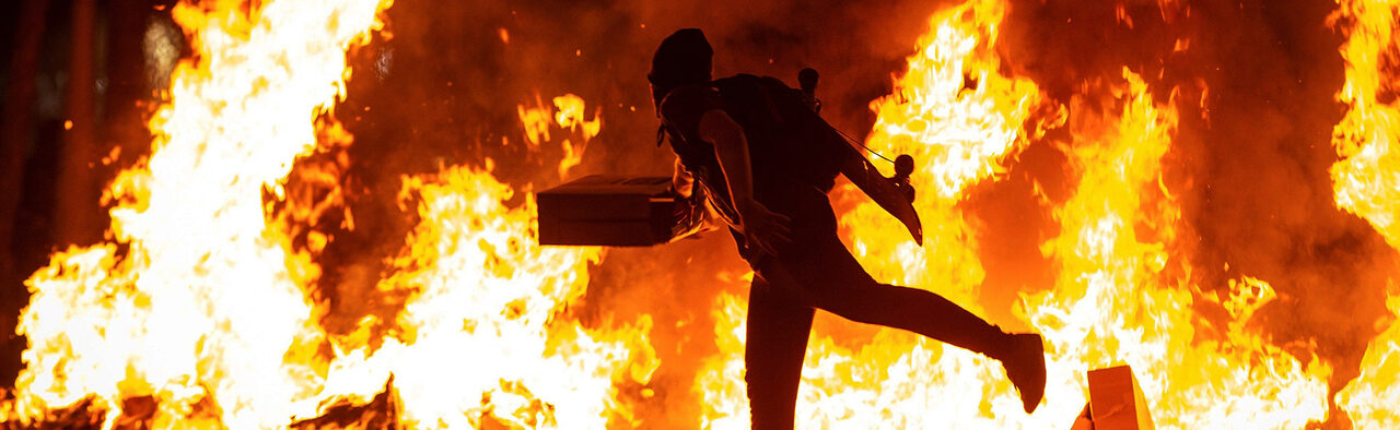 Fuego y terrorismo callejero en Cataluña: llegó el "momentum" de Torra