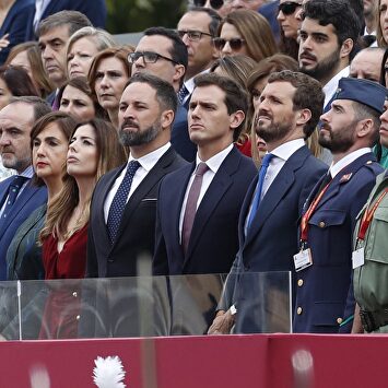 Abascal, Rivera y Casado, durante el desfile de la Fiesta Nacional. |  EFE