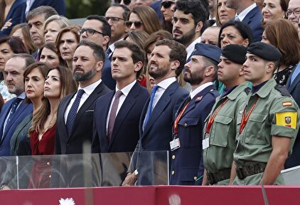 Abascal, Rivera y Casado durante el desfile de la Fiesta Nacional | EFE