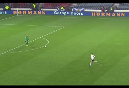 El fallo más dramático de un portero: la coge con la mano fuera del área y le marcan gol