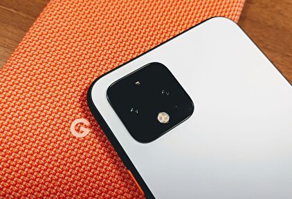 Google Pixel 4 sobre funda con el logo de la compañía. | Europa Press