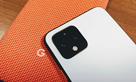 Google Pixel 4 sobre funda con el logo de la compañía. | Europa Press