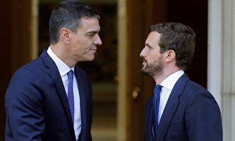 Sánchez recibe a Casado en Moncloa. | EFE