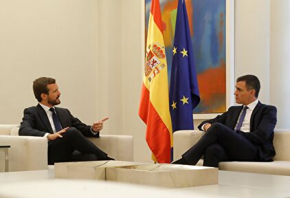 Sánchez y Casado, durante su encuentro en Moncloa. | EFE