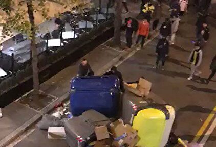 Los radicales golpean a un ciudadano que intenta apagar uno de los incendios de Barcelona