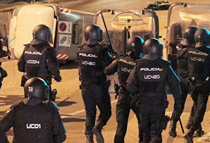 Agentes antidisturbios de la Policía Nacional en Gerona. | EFE