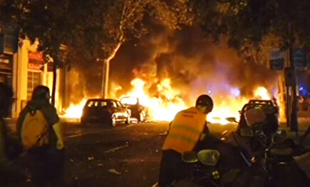 Federico a las 8: Barcelona arde, Casado y Rivera piden el 155