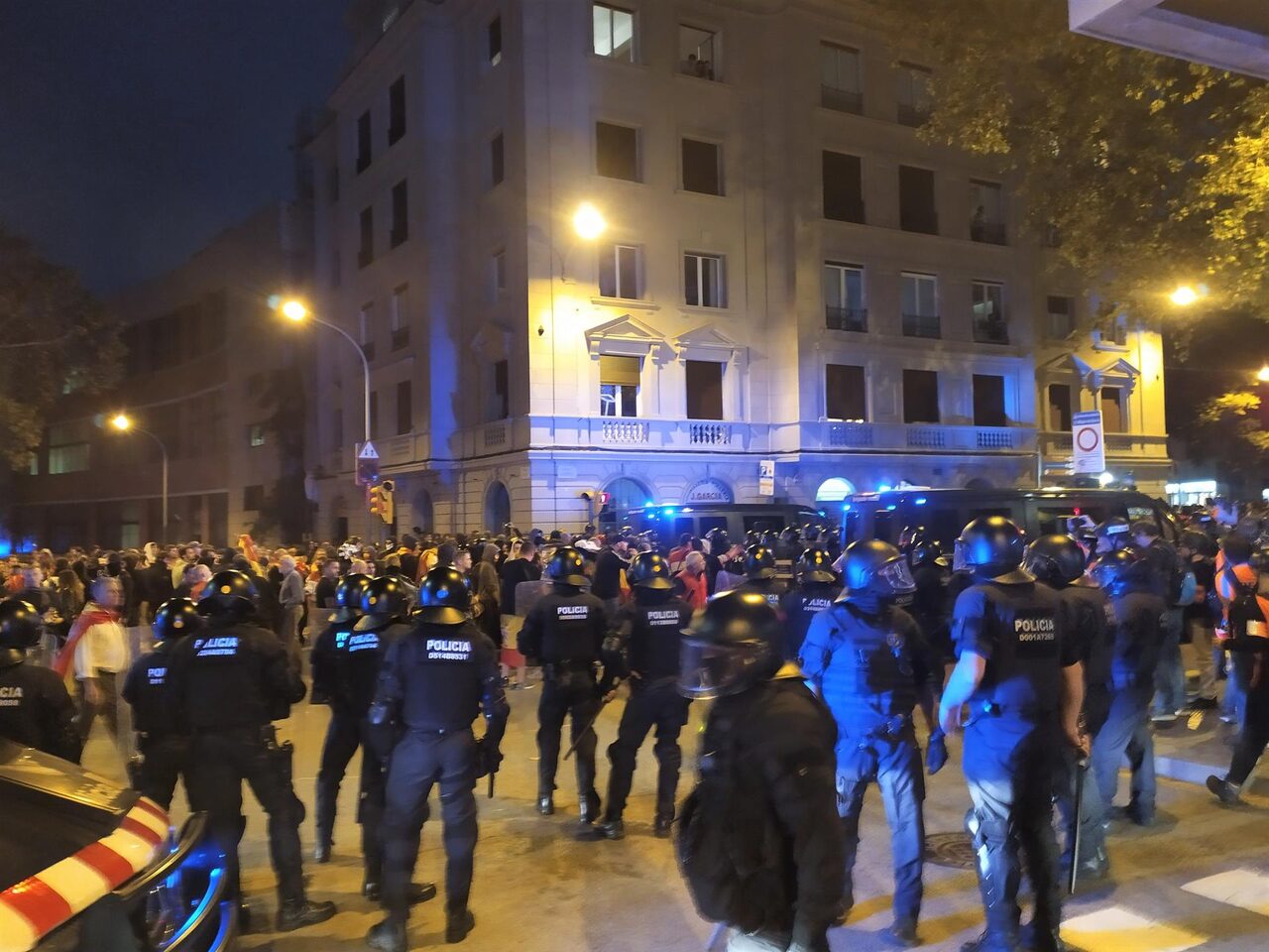 DIRECTO: Cargas en Barcelona entre CDR y un grupo de antiindependentistas