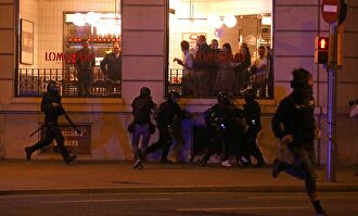 Policías corriendo durante los disturbios registrados en Barcelona tras la sentencia del 1-O | EFE