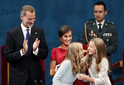 El abrazo de Leonor y Sofía tras el discurso de la Princesa de Asturias | EFE