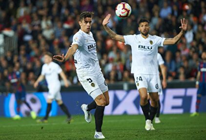 Gabriel Paulista y Ezequiel Garay, centrales del Valencia. | Cordon Press