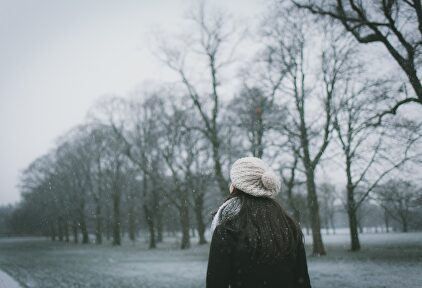 Una joven deambula entre la nieve | Pixabay/CC/Free-Photos