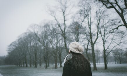 Una joven deambula entre la nieve | Pixabay/CC/Free-Photos