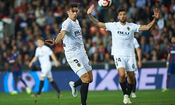 Gabriel Paulista y Ezequiel Garay, centrales del Valencia. | Cordon Press