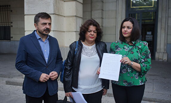 Los populares a las puertas de los juzgados | PP Sevilla