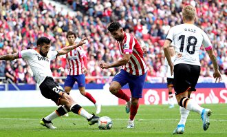 Diego Costa frente al Valencia. | EFE