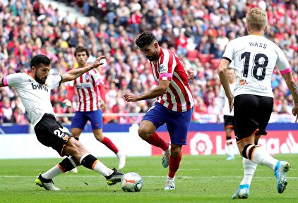 Diego Costa frente al Valencia. | EFE