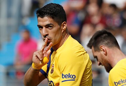 Luis Suárez celebra su gol al Eibar junto a Messi. | EFE
