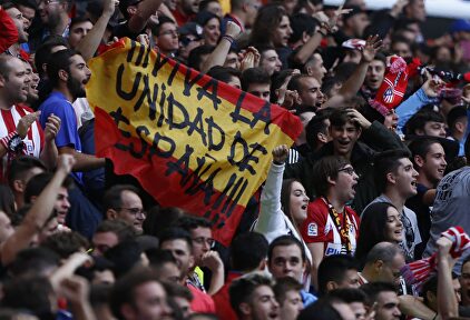 Numerosas banderas españolas en las gradas del Wanda Metropolitano durante el Atlético de Madrid-Valencia. | Cordon Press