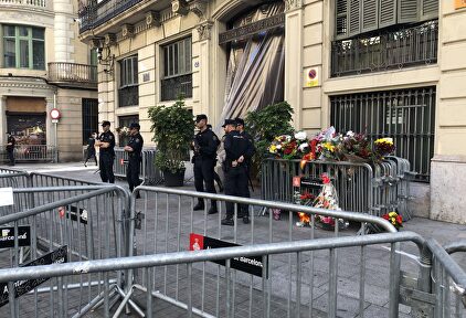 La Jefatura Superior de Policía en Barcelona llena de flores. | Miriam Muro