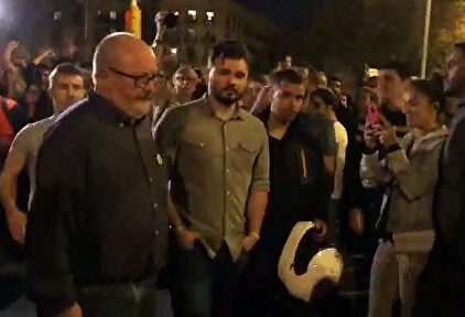 Rufián aparece a última hora en la manifestación y le insultan