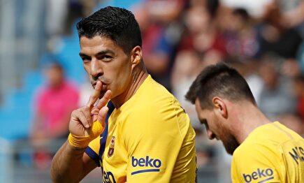 Luis Suárez celebra su gol al Eibar junto a Messi. | EFE