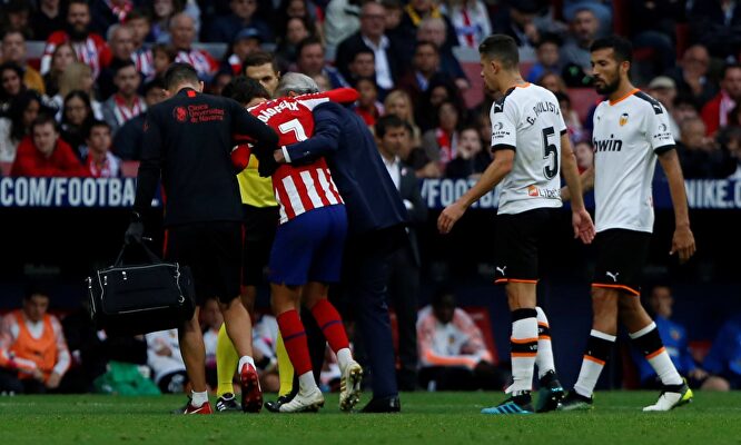 Joao Félix tuvo que retirarse lesionado en el partido ante el Valencia. | Cordon Press