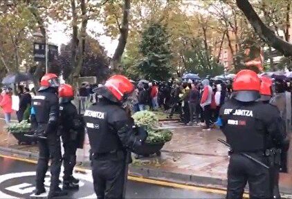 La policía carga contra los radicales que insultaban a los asistentes a un mitin de Vox en Bilbao