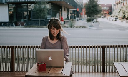 Muchos establecimientos ofrecen redes wifi gratuitas | Banco de imágenes