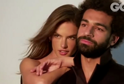 Imagen del reportaje de Salah con Alessandra Ambrosio. | GQ